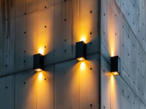 Jakie lampy elewacyjne najlepiej sprawdzą się na budynkach z betonową fasadą