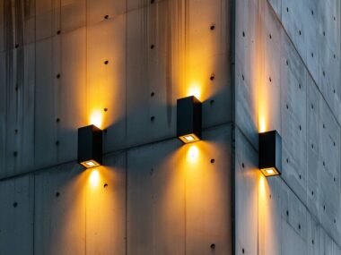 Jakie lampy elewacyjne najlepiej sprawdzą się na budynkach z betonową fasadą
