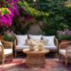 Jakie są zalety krzeseł ogrodowych z wyściełanymi poduszkami