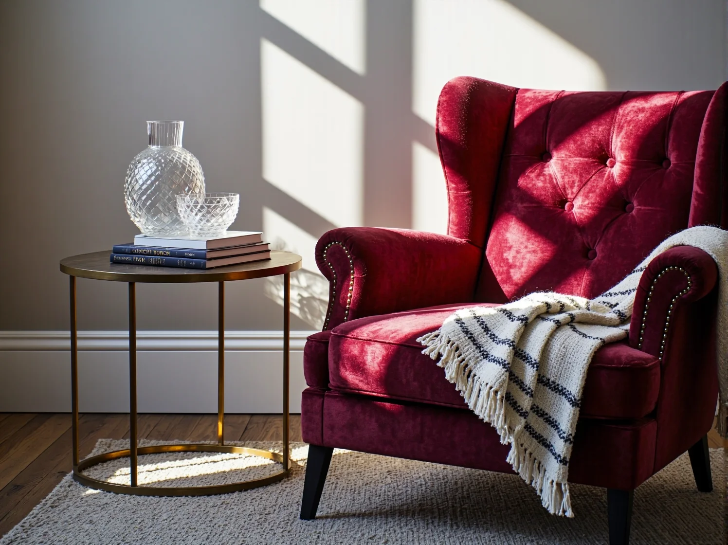 Luksusowe meble w jadalni w penthouse. Duży stół i designerskie krzesła, idealnie dopasowane do otwartej przestrzeni.