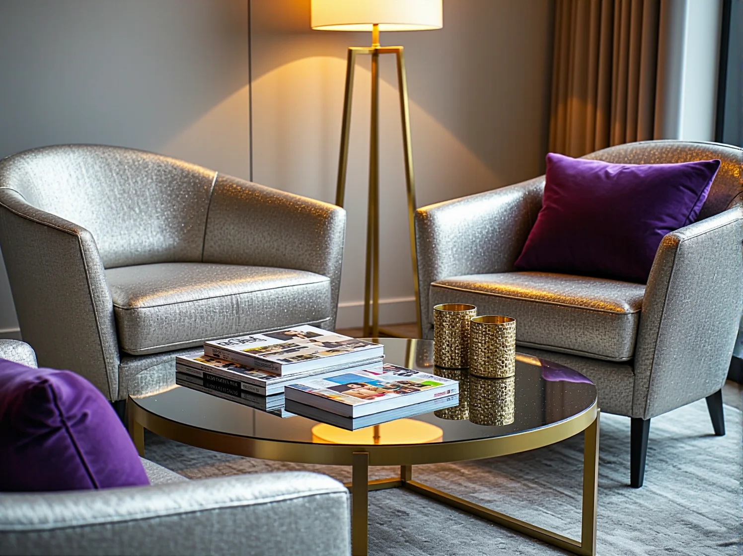 Stylowe miejsce do pracy w coworkingu glamour z designerską lampą, wygodnym krzesłem i biurkiem.