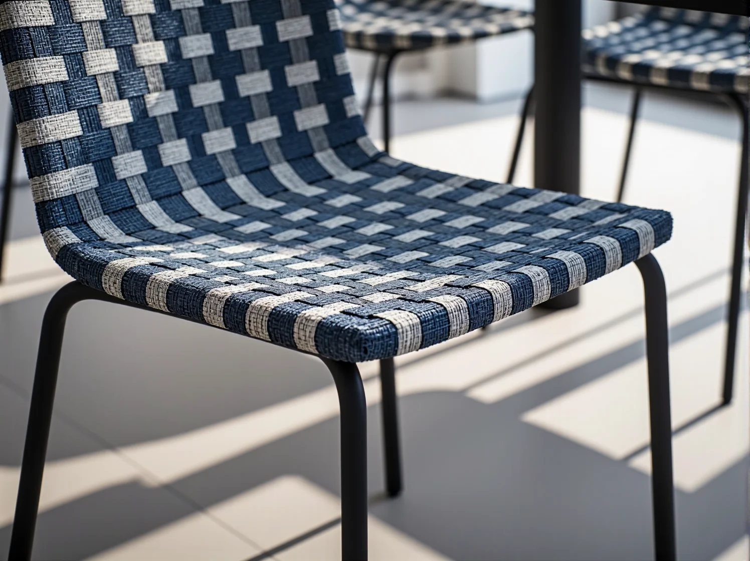 Zbliżenie na unikalną teksturę siedziska krzesła, które powstało w procesie recyklingu tworzyw sztucznych.