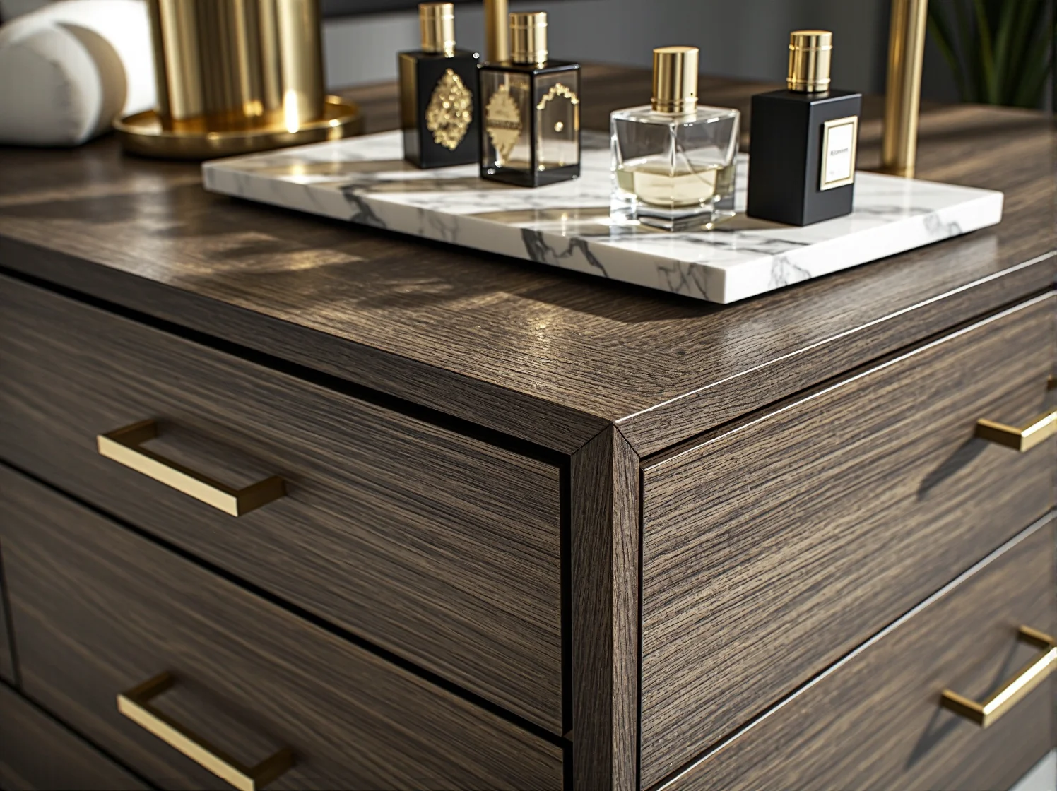 Zbliżenie na biżuteryjne uchwyty i luksusowe wykończenie białej komody w stylu glamour.