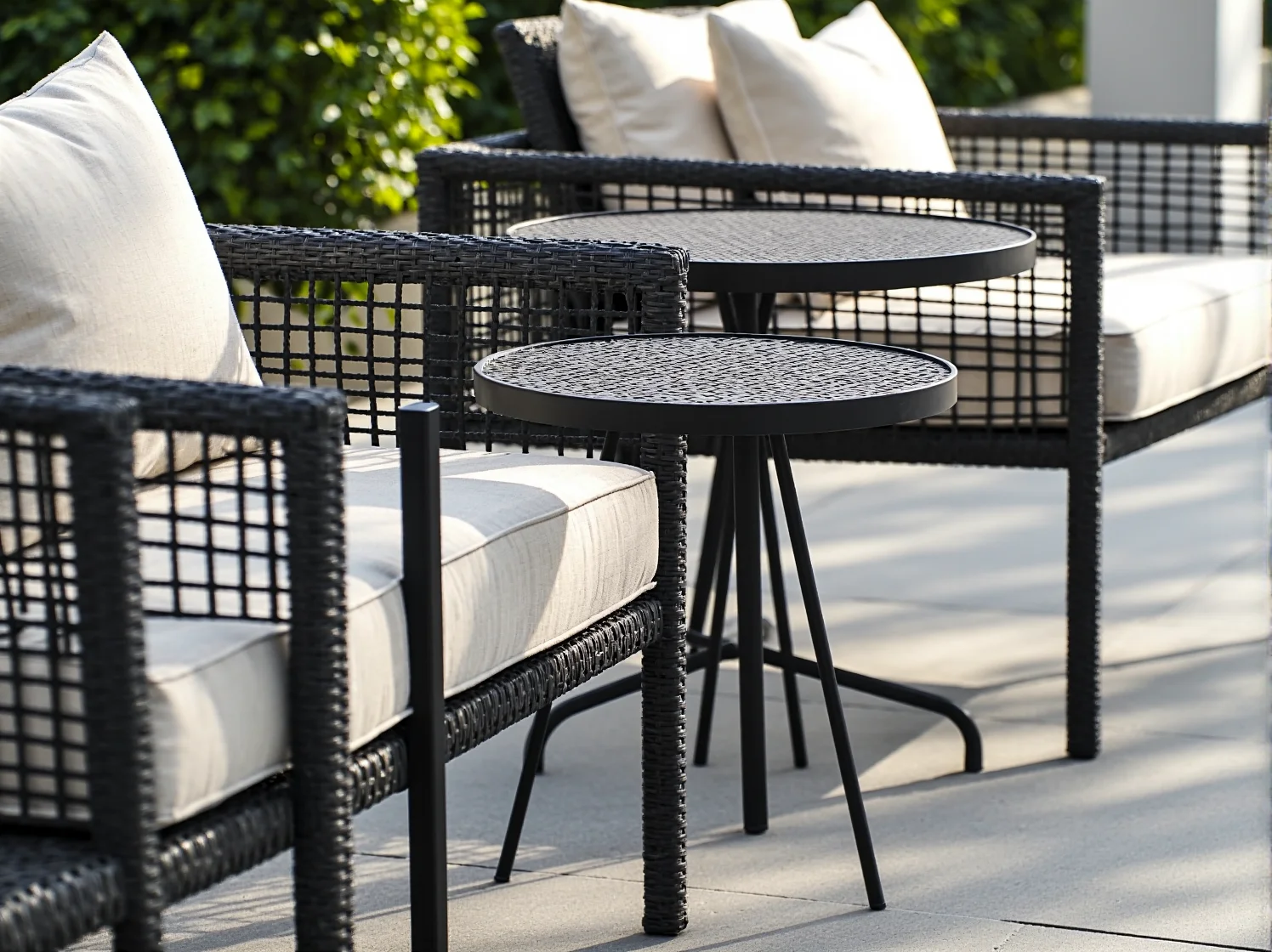 Wytrzymałe krzesła i stoliki kawiarniane idealne do ogródka na świeżym powietrzu.