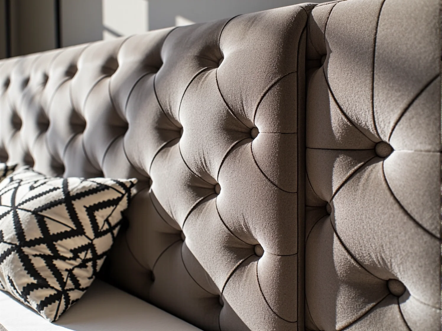 Nowoczesne łóżko glamour w małej sypialni – eleganckie wykończenie i oszczędność miejsca.