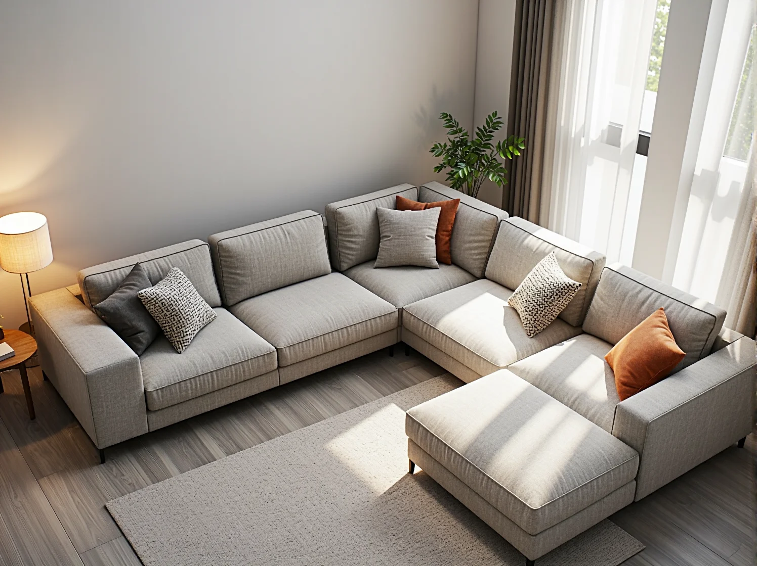 Modułowy narożnik w odcieniu beżu jako centralny punkt jasnego salonu