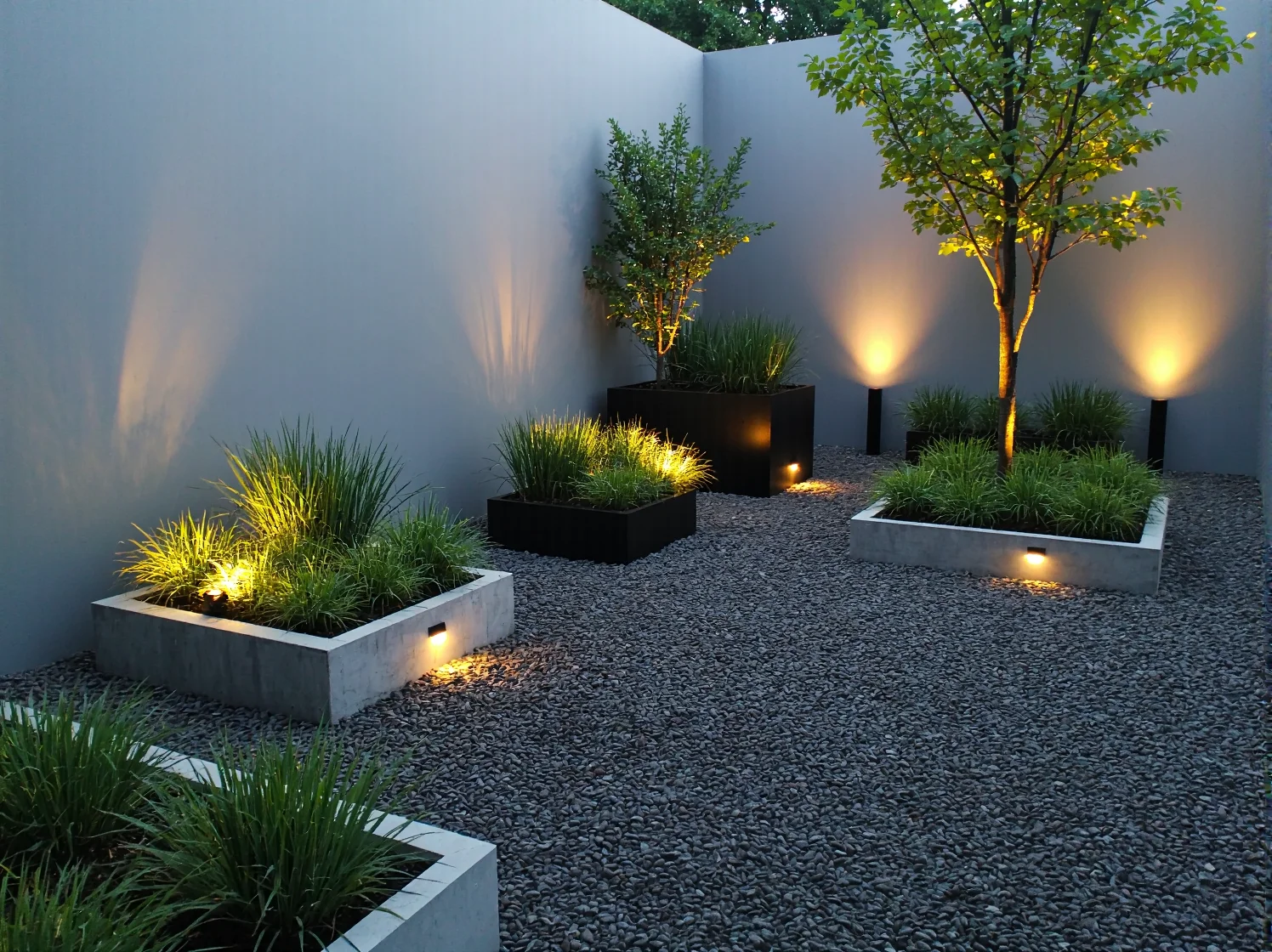 Podświetlenie roślinności w nowoczesnym ogrodzie za pomocą punktowych reflektorów ogrodowych.