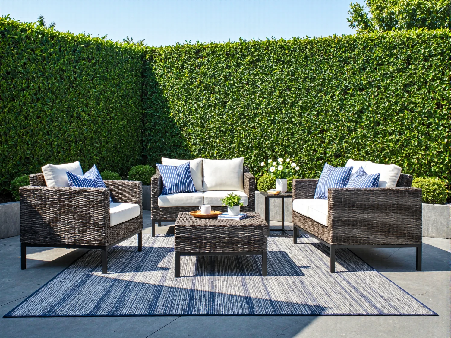 Składane krzesła i stolik ogrodowy z drewna, oszczędność miejsca na wąskim i małym balkonie.