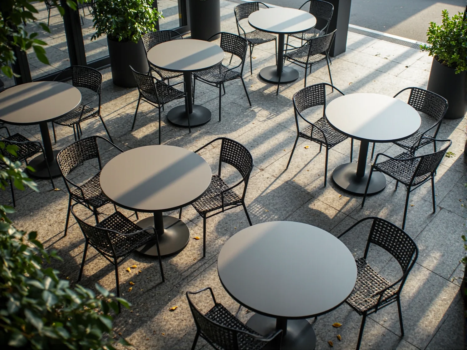 Eleganckie meble ogrodowe dla gastronomii odporne na zmienne warunki pogodowe.